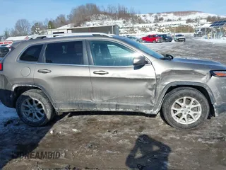 2018 Jeep Cherokee Latitude z VIN 1C4PJMCX2JD570426, wystawiony jako IAAI lot #41394183 z przebiegiem 182 419 mil mil oraz . Historia ofert i sprzedaży dostępna na DreamBid. Obrazek 13.