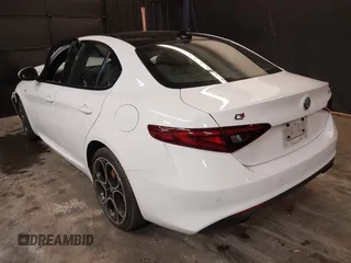 2022 Alfa Romeo Giulia Veloce z VIN ZARFANBN8N7661843, wystawiony jako IAAI lot #41118693 z przebiegiem 35 935 mil mil oraz . Historia ofert i sprzedaży dostępna na DreamBid. Obrazek 3.