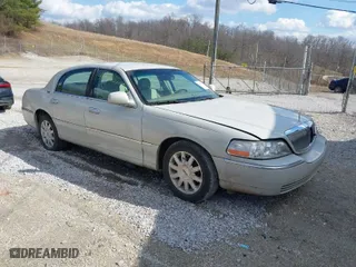 2007 Lincoln Town Car Signature Limited with VIN 1LNHM82V97Y609447, listed as a IAAI auction lot 41689357 with NaN miles. Bid and sale history available at carsss.com. Image 1.