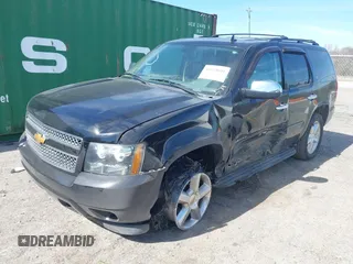 2014 Chevrolet Tahoe LT z VIN 1GNSCBE02ER181908, wystawiony jako IAAI lot #41628601 z przebiegiem 189 151 mil mil oraz . Historia ofert i sprzedaży dostępna na DreamBid. Obrazek 17.
