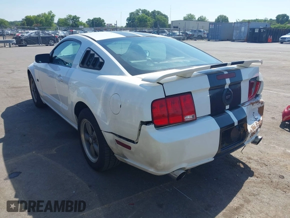 2005 Ford Mustang GT Deluxe z VIN 1ZVFT82H155226414, wystawiony jako IAAI lot #42458005 z przebiegiem 202 773 mil mil oraz . Historia ofert i sprzedaży dostępna na DreamBid. Obrazek 3.