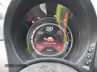 2017 FIAT 500e z VIN 3C3CFFGE5HT697541, wystawiony jako IAAI lot #42139647 z przebiegiem 61 623 mil mil oraz . Historia ofert i sprzedaży dostępna na DreamBid. Obrazek 18.