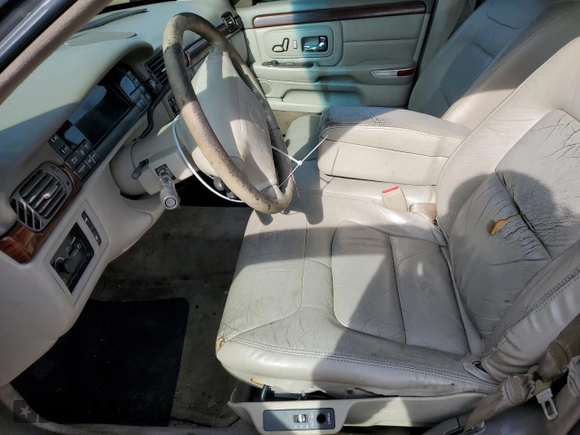 1998 Cadillac DeVille with VIN 1G6KD54Y7WU751207, listed as a Copart auction lot 82708584 with 185,132 mi miles and Salvage Title. Bid and sale history available at carsss.com. Image 7.
