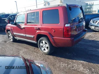 2008 Jeep Commander Sport z VIN 1J8HG48K08C180238, wystawiony jako IAAI lot #40725046 z przebiegiem 165 018 mil mil oraz . Historia ofert i sprzedaży dostępna na DreamBid. Obrazek 3.