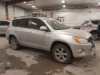 2010 Toyota RAV4 Limited z VIN JTMDF4DV0AD034544, wystawiony jako IAAI lot #41298472 z przebiegiem 132 634 mil mil oraz . Historia ofert i sprzedaży dostępna na DreamBid. Obrazek 1.