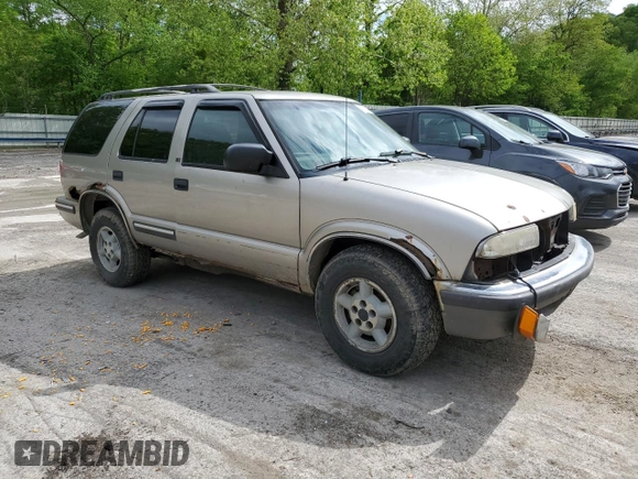 1998 Chevrolet Blazer LS z VIN 1GNDT13W6W2283281, wystawiony jako Copart lot #56874835 z przebiegiem 277 237 mil mil oraz Szkoda całkowita • Salvage title. Historia ofert i sprzedaży dostępna na DreamBid. Obrazek 4.
