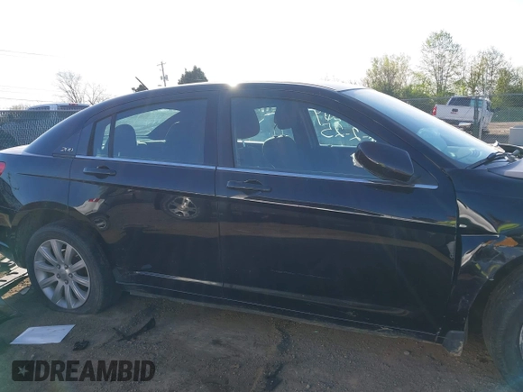 2011 Chrysler 200 Touring z VIN 1C3BC1FBXBN552307, wystawiony jako IAAI lot #42053190 z przebiegiem 162 138 mil mil oraz . Historia ofert i sprzedaży dostępna na DreamBid. Obrazek 14.