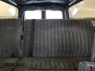 1990 GMC Suburban z VIN 1GKGR26N7LF537148, wystawiony jako Copart lot #45388815 z przebiegiem 265 951 mil mil oraz Tytuł czysty. Historia ofert i sprzedaży dostępna na DreamBid. Obrazek 10.