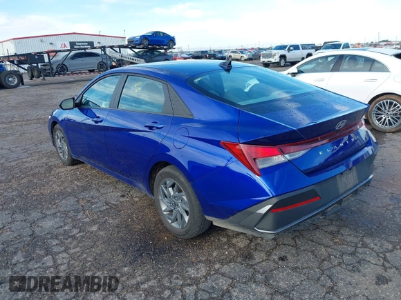 2024 Hyundai Elantra SEL z VIN KMHLM4DG5RU823587, wystawiony jako IAAI lot #42475697 z przebiegiem 27 753 mil mil oraz . Historia ofert i sprzedaży dostępna na DreamBid. Obrazek 3.