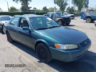 1998 Toyota Camry LE z VIN JT2BG22K5W0105584, wystawiony jako IAAI lot #42489482 z przebiegiem 204 138 mil mil oraz . Historia ofert i sprzedaży dostępna na DreamBid. Obrazek 1.