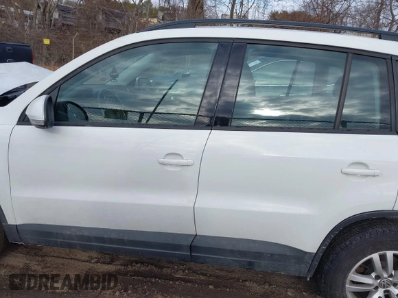 2015 Volkswagen Tiguan SE z VIN WVGBV7AX8FW582171, wystawiony jako IAAI lot #41442290 z przebiegiem 127 642 mil mil oraz . Historia ofert i sprzedaży dostępna na DreamBid. Obrazek 13.