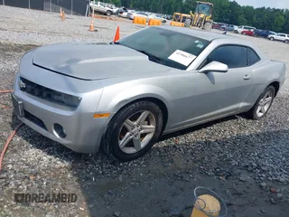 2011 Chevrolet Camaro 1LT z VIN 2G1FB1EDXB9103188, wystawiony jako IAAI lot #42306677 z przebiegiem 266 067 mil mil oraz . Historia ofert i sprzedaży dostępna na DreamBid. Obrazek 2.