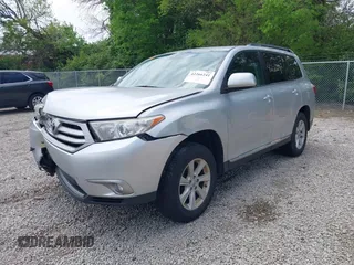 2013 Toyota Highlander z VIN 5TDZK3EH0DS127237, wystawiony jako IAAI lot #42266241 z przebiegiem 241 582 mil mil oraz . Historia ofert i sprzedaży dostępna na DreamBid. Obrazek 18.