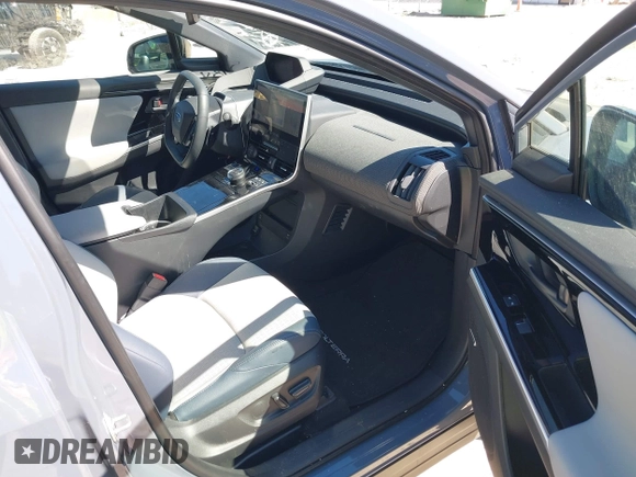 2024 Subaru Solterra Premium z VIN JTMABABA6RA063380, wystawiony jako IAAI lot #41825083 z przebiegiem 1 853 mil mil oraz . Historia ofert i sprzedaży dostępna na DreamBid. Obrazek 5.