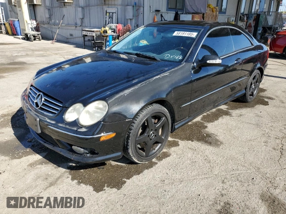 2005 Mercedes-Benz CLK 500 z VIN WDBTJ75JX5F153086, wystawiony jako Copart lot #58191185 z przebiegiem 170 186 mil mil oraz Tytuł czysty. Historia ofert i sprzedaży dostępna na DreamBid. Obrazek 1.