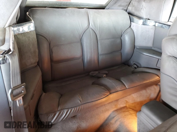 1990 Chrysler LeBaron z VIN 1C3XJ45J9LG405682, wystawiony jako Copart lot #48690985 z przebiegiem 75 714 mil mil oraz Tytuł czysty. Historia ofert i sprzedaży dostępna na DreamBid. Obrazek 10.
