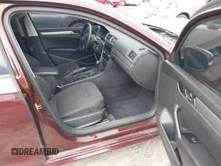 2014 Volkswagen Passat S z VIN 1VWAP7A37EC018810, wystawiony jako IAAI lot #40968457 z przebiegiem 102 606 mil mil oraz . Historia ofert i sprzedaży dostępna na DreamBid. Obrazek 5.