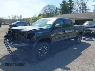 2022 Toyota Tacoma SR5 z VIN 3TMDZ5BN7NM140340, wystawiony jako IAAI lot #42060227 z przebiegiem 25 992 mil mil oraz . Historia ofert i sprzedaży dostępna na DreamBid. Obrazek 2.