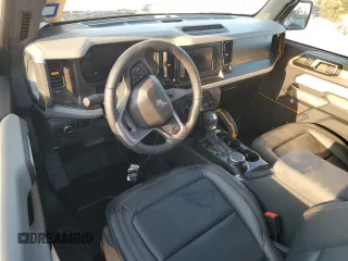 2023 Ford Bronco z VIN 1FMDE5CP6PLB70070, wystawiony jako Copart lot #73353684 z przebiegiem 6 810 mil mil oraz Czysty tytuł • Clean title. Historia ofert i sprzedaży dostępna na DreamBid. Obrazek 8.