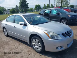 2012 Nissan Altima S z VIN 1N4AL2AP8CC208056, wystawiony jako IAAI lot #42275050 z przebiegiem 122 391 mil mil oraz . Historia ofert i sprzedaży dostępna na DreamBid. Obrazek 1.
