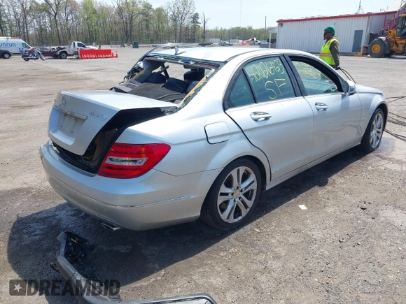 2013 Mercedes-Benz C 300 Sport z VIN WDDGF8AB7DA819850, wystawiony jako IAAI lot #42026423 z przebiegiem 245 097 mil mil oraz . Historia ofert i sprzedaży dostępna na DreamBid. Obrazek 4.