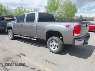 2012 GMC Sierra 2500HD SLT z VIN 1GT121C81CF186445, wystawiony jako IAAI lot #42170069 z przebiegiem 133 098 mil mil oraz . Historia ofert i sprzedaży dostępna na DreamBid. Obrazek 3.