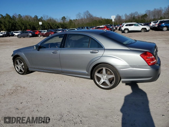 2010 Mercedes-Benz S 550 z VIN WDDNG8GB1AA323840, wystawiony jako Copart lot #44756815 z przebiegiem 138 034 mil mil oraz Szkoda całkowita • Salvage title. Historia ofert i sprzedaży dostępna na DreamBid. Obrazek 2.