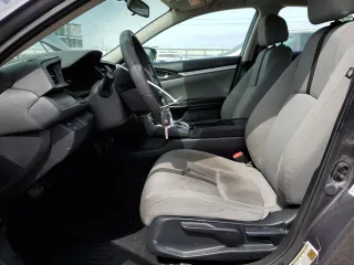 2017 Honda Civic LX z VIN 19XFC2F55HE214470, wystawiony jako Copart lot #57785675 z przebiegiem 81 862 mil mil oraz Szkoda całkowita • Salvage title. Historia ofert i sprzedaży dostępna na DreamBid. Obrazek 7.