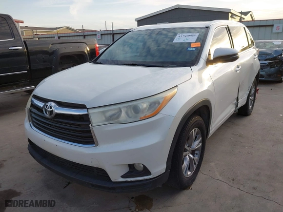 2014 Toyota Highlander XLE with VIN 5TDKKRFH3ES038170, listed as a IAAI auction lot 41740889 with 215,715 mi miles. Bid and sale history available at carsss.com. Image 21.