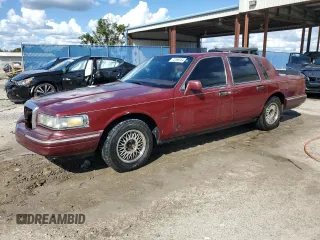 1996 Lincoln Town Car Signature z VIN 1LNLM82W3TY725921, wystawiony jako Copart lot #72569054 z przebiegiem 109 073 mil mil oraz Szkody całkowita. Historia ofert i sprzedaży dostępna na DreamBid. Obrazek 1.