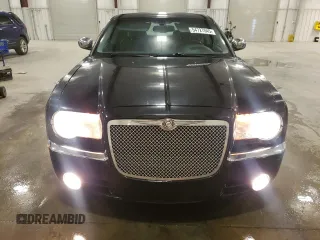 2005 Chrysler 300 C z VIN 2C3JA63H55H119210, wystawiony jako Copart lot #54727045 z przebiegiem 148 202 mil mil oraz Szkoda całkowita • Salvage title. Historia ofert i sprzedaży dostępna na DreamBid. Obrazek 5.