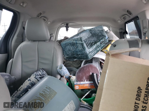 2012 Toyota Sienna XLE AAS z VIN 5TDYK3DC0CS271810, wystawiony jako Copart lot #62958104 z przebiegiem 346 760 mil mil oraz Szkoda całkowita • Salvage title. Historia ofert i sprzedaży dostępna na DreamBid. Obrazek 10.