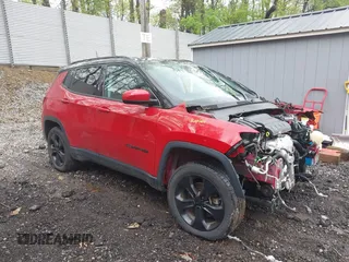 2018 Jeep Compass Latitude z VIN 3C4NJDBB7JT455635, wystawiony jako IAAI lot #42197121 z przebiegiem 88 985 mil mil oraz . Historia ofert i sprzedaży dostępna na DreamBid. Obrazek 1.