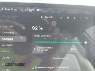 2023 Tesla Model 3 z VIN 5YJ3E1EA5PF700307, wystawiony jako IAAI lot #42034319 z przebiegiem 32 945 mil mil oraz . Historia ofert i sprzedaży dostępna na DreamBid. Obrazek 18.