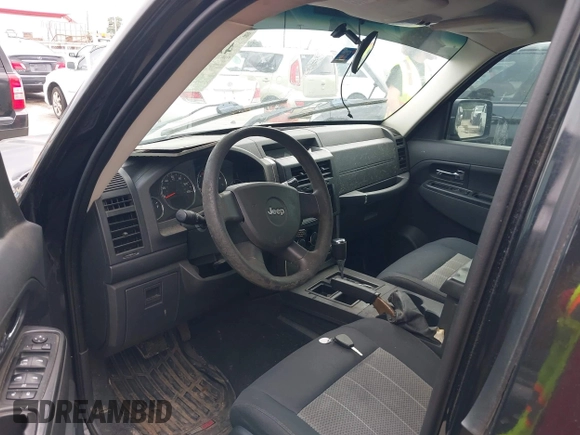 2009 Jeep Liberty Sport z VIN 1J8GP28K49W527859, wystawiony jako IAAI lot #42303957 z przebiegiem 288 873 mil mil oraz . Historia ofert i sprzedaży dostępna na DreamBid. Obrazek 12.