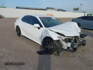 2022 Toyota Camry SE z VIN 4T1T11AK6NU622176, wystawiony jako IAAI lot #41876802 z przebiegiem 56 631 mil mil oraz . Historia ofert i sprzedaży dostępna na DreamBid. Obrazek 1.