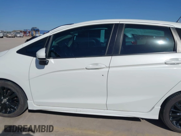 2018 Honda Fit Sport z VIN 3HGGK5H62JM732645, wystawiony jako IAAI lot #41216302 z przebiegiem 107 128 mil mil oraz . Historia ofert i sprzedaży dostępna na DreamBid. Obrazek 14.