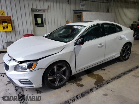 2015 Volvo S60 T6 R-Design Platinum with VIN YV1902TS8F1346987, listed as a Copart auction lot 72720554 with 139,797 mi miles and Salvage Title. Bid and sale history available at carsss.com. Image 1.