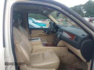 2008 Chevrolet Suburban LTZ z VIN 1GNFC160X8R221599, wystawiony jako IAAI lot #42774069 z przebiegiem 135 406 mil mil oraz . Historia ofert i sprzedaży dostępna na DreamBid. Obrazek 5.