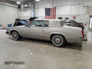 1984 Cadillac Eldorado z VIN 1G6AL5785EE630873, wystawiony jako Copart lot #82896404 z przebiegiem 3 839 mil mil oraz Czysty tytuł • Clean title. Historia ofert i sprzedaży dostępna na DreamBid. Obrazek 2.