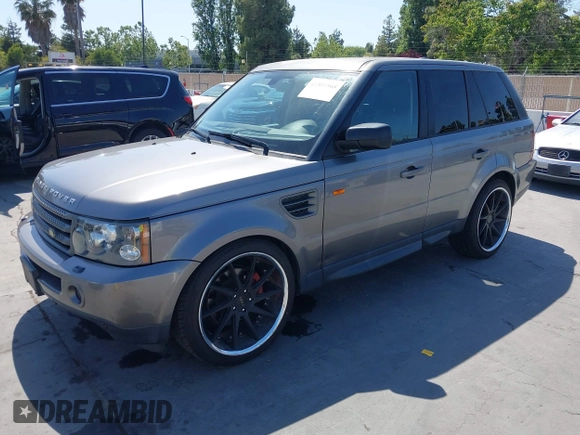 2008 Land Rover Range Rover Sport HSE z VIN SALSK25458A121339, wystawiony jako IAAI lot #42381868 z przebiegiem 173 469 mil mil oraz . Historia ofert i sprzedaży dostępna na DreamBid. Obrazek 2.