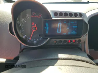 2013 Chevrolet Sonic LT z VIN 1G1JC5SG3D4161677, wystawiony jako Copart lot #57042015 z przebiegiem 81 088 mil mil oraz Szkody całkowita. Historia ofert i sprzedaży dostępna na DreamBid. Obrazek 9.