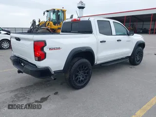 2024 Chevrolet Colorado 4WD Trail Boss z VIN 1GCPTEEK8R1242233, wystawiony jako IAAI lot #42364694 z przebiegiem 4 138 mil mil oraz . Historia ofert i sprzedaży dostępna na DreamBid. Obrazek 4.