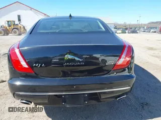 2018 Jaguar XJ Portfolio z VIN SAJWJ2GD2J8W13463, wystawiony jako IAAI lot #41897451 z przebiegiem 70 448 mil mil oraz . Historia ofert i sprzedaży dostępna na DreamBid. Obrazek 16.