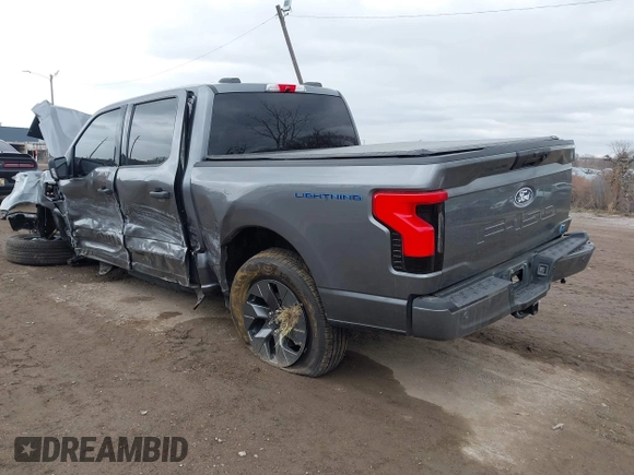 2024 Ford F-150 Lightning XLT z VIN 1FTVW3LK0RWG14334, wystawiony jako IAAI lot #41856218 z przebiegiem 2 037 mil mil oraz . Historia ofert i sprzedaży dostępna na DreamBid. Obrazek 3.