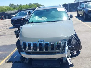 2020 Jeep Cherokee Latitude Plus z VIN 1C4PJLLB8LD648936, wystawiony jako IAAI lot #42026366 z przebiegiem 82 387 mil mil oraz . Historia ofert i sprzedaży dostępna na DreamBid. Obrazek 13.