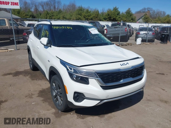 2023 Kia Seltos S z VIN KNDEUCAAXP7394658, wystawiony jako IAAI lot #42051398 z przebiegiem 68 256 mil mil oraz . Historia ofert i sprzedaży dostępna na DreamBid. Obrazek 1.
