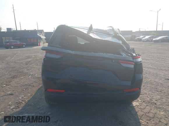 2024 Jeep Grand Cherokee Laredo z VIN 1C4RJHAG0RC235461, wystawiony jako IAAI lot #40354033 z przebiegiem 589 mil mil oraz . Historia ofert i sprzedaży dostępna na DreamBid. Obrazek 16.
