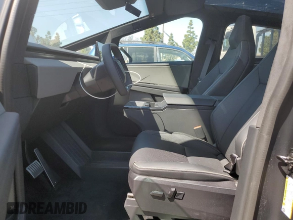 2024 Tesla Cybertruck z VIN 7G2CEHED9RA047674, wystawiony jako Copart lot #52544295 z przebiegiem 1323 mil mil oraz Szkody całkowita. Historia ofert i sprzedaży dostępna na DreamBid. Obrazek 7.