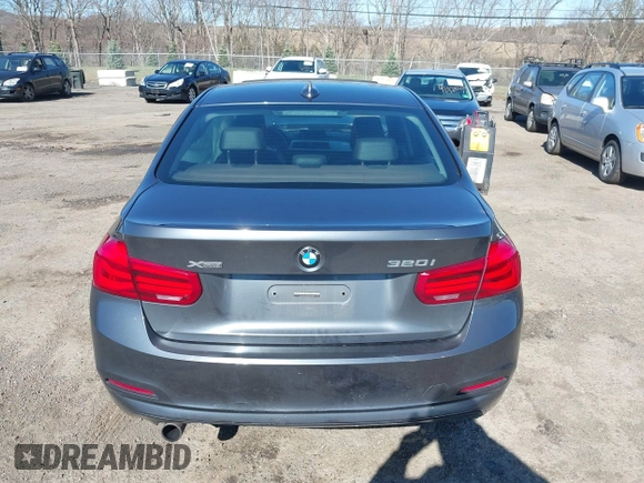 2016 BMW 3 Series 320i xDrive z VIN WBA8E5G59GNU21101, wystawiony jako IAAI lot #41933679 z przebiegiem Nie podano mil oraz . Historia ofert i sprzedaży dostępna na DreamBid. Obrazek 16.